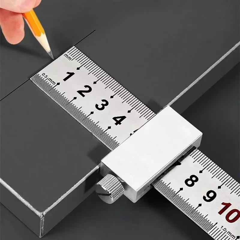 Anschlagwinkel mit Skala und Bleistift an einer Kante
