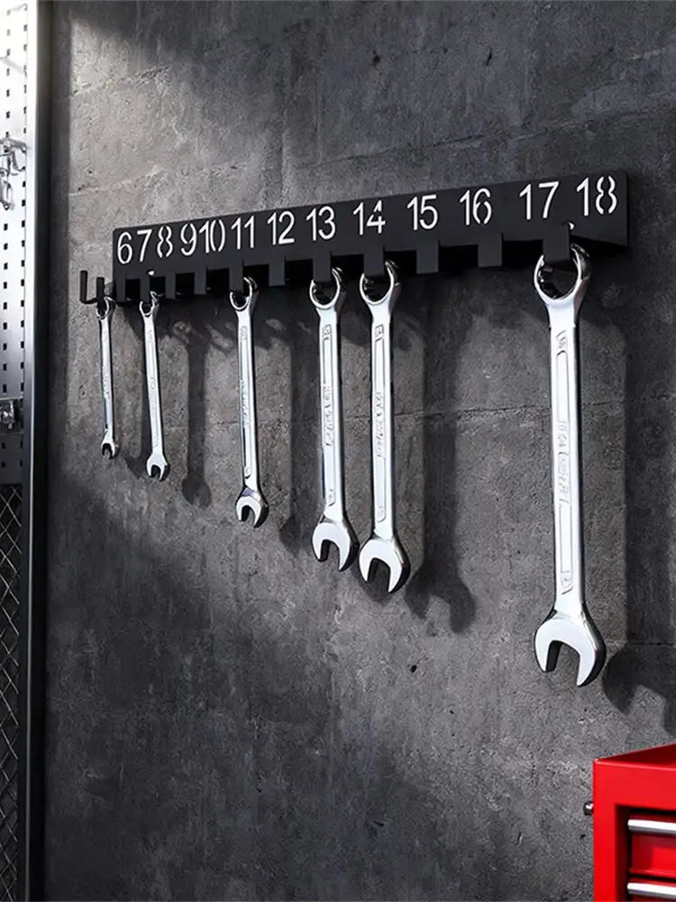 Wandhalter aus Metall mit nummerierten Plätzen für Schrauben und Schlüssel