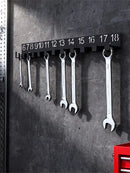 Wandhalter aus Metall mit nummerierten Plätzen für Schrauben und Schlüssel
